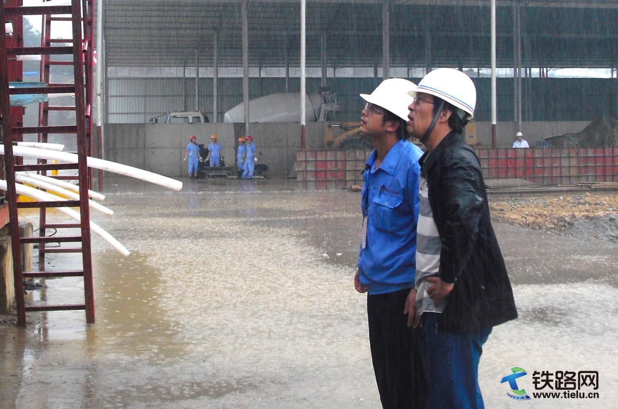 圖為白志波（右）冒雨檢查工作.jpg