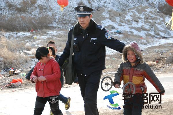 張金祥護送兒童回家.JPG